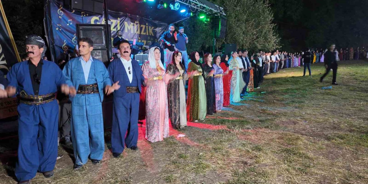 Şırnak'ın Beytüşşebap ilçesindeki düğünde 35 koyun kesildi, 6 milyon lira takı takıldı