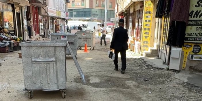 Yüksekova’da esnaf, asfaltlanmayan caddeyi trafiğe kapattı