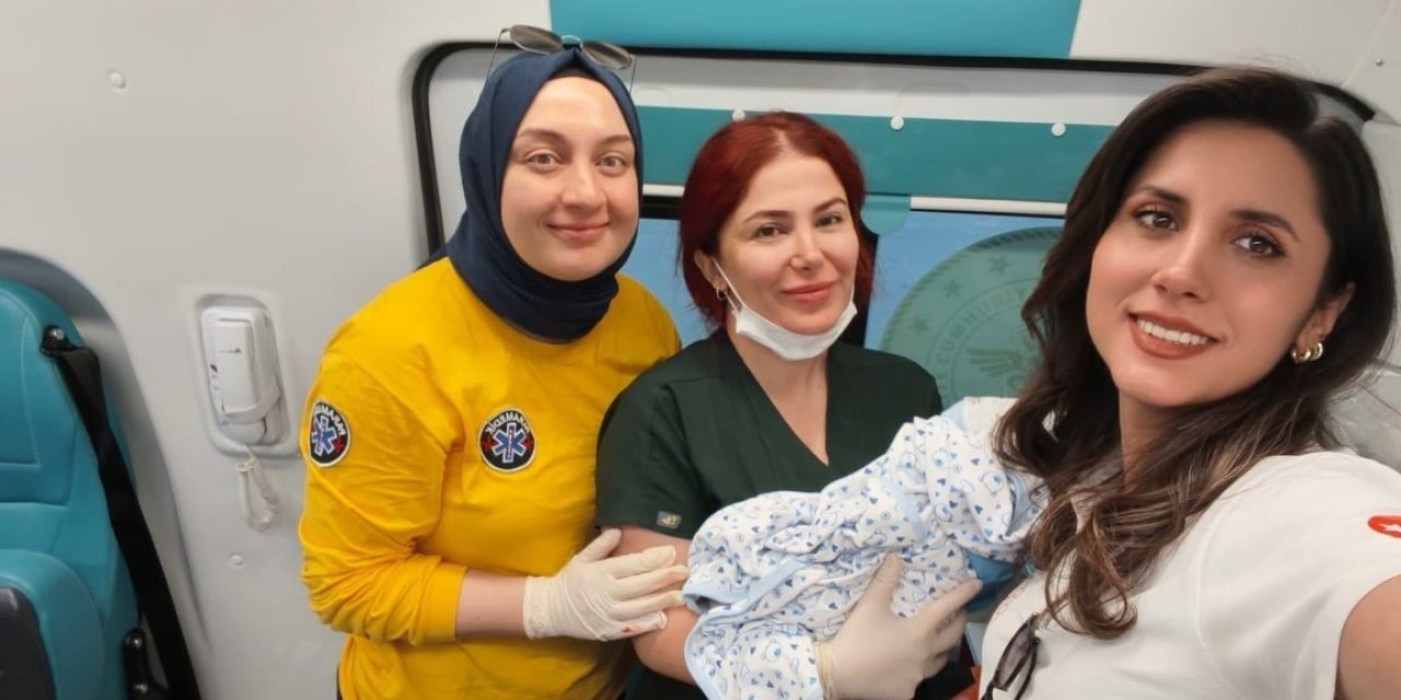 Hastaneye sevk edilen hamile kadın ambulansta doğum yaptı