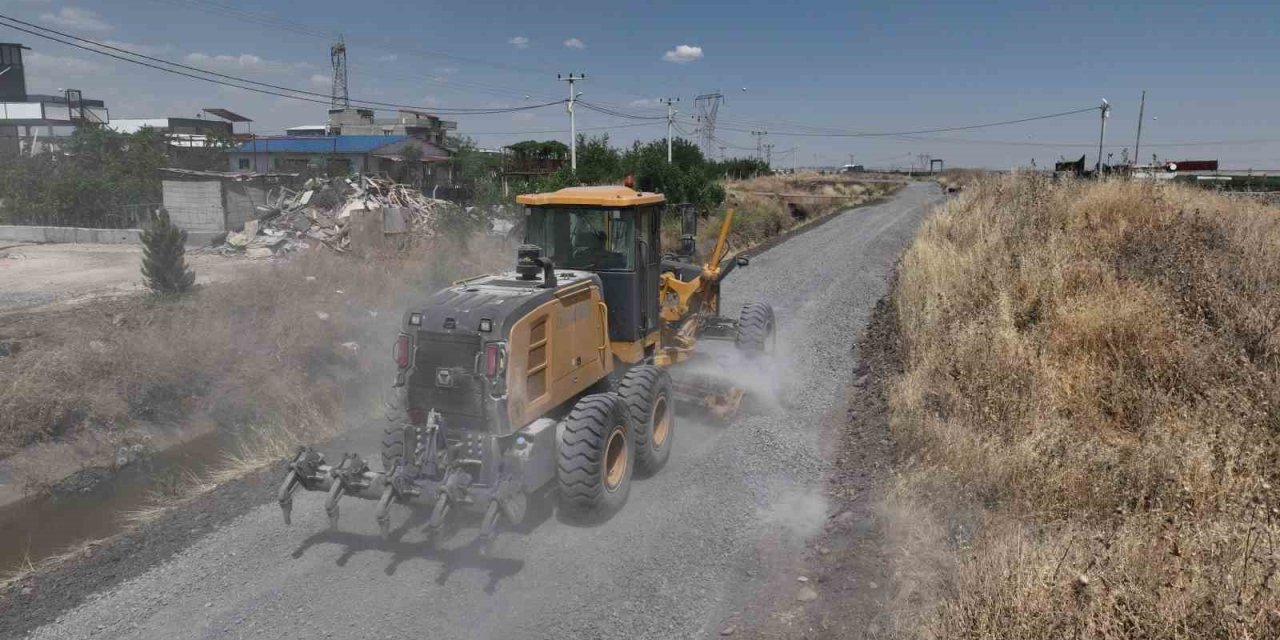 Diyarbakır kırsalında yol yenileme çalışması