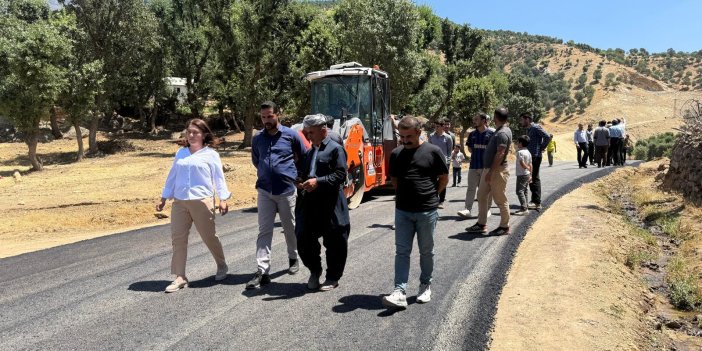 Derecik’te köy yollarında asfalt ve yol genişletme çalışmaları sürüyor