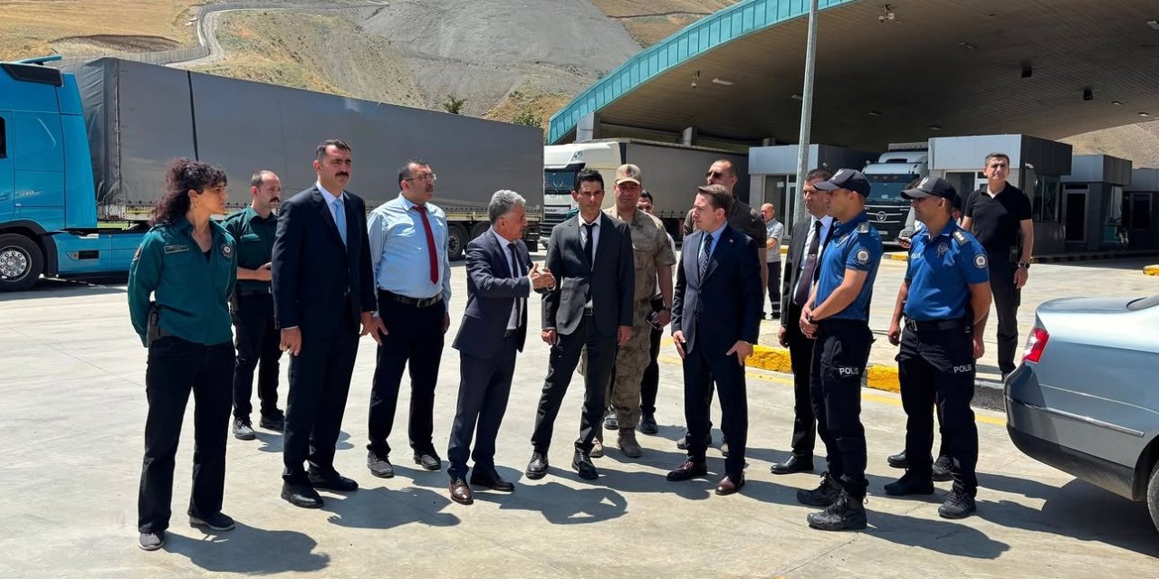 Kaymakam Volkan Hülür, Esendere Sınır Kapısı’nda incelemelerde bulundu