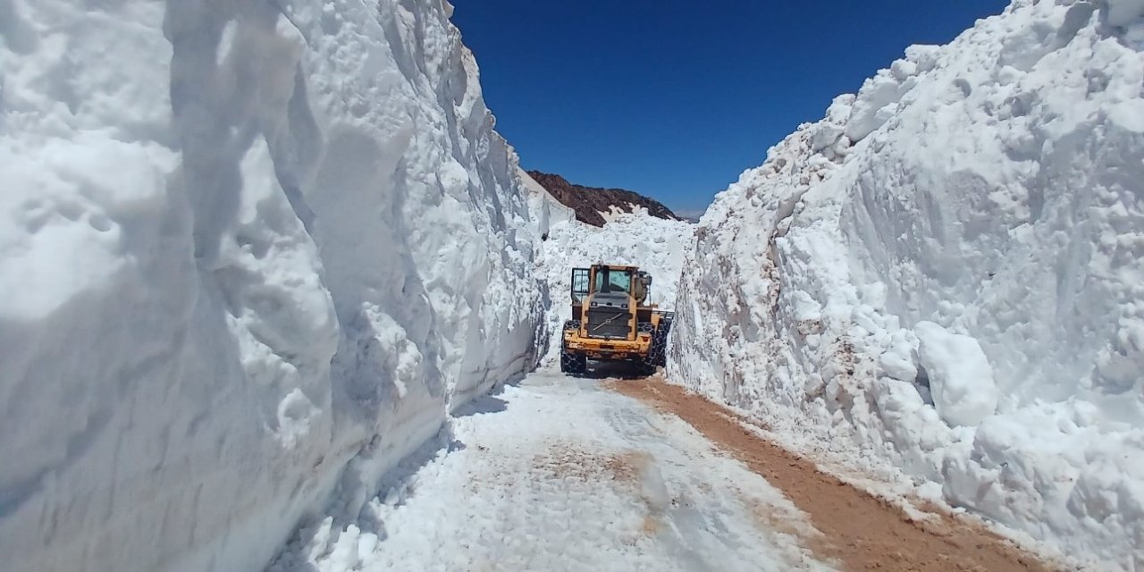 Temmuz ayında 6 metrelik karda yol açma çalışması