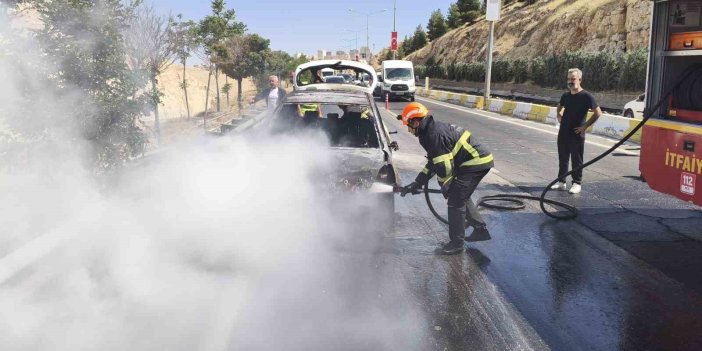 Mardin’de seyir halindeki araç yandı
