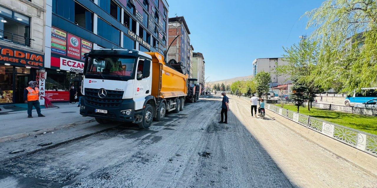 Yüksekova çarşı merkezinde asfalt yenileme çalışmaları sürüyor