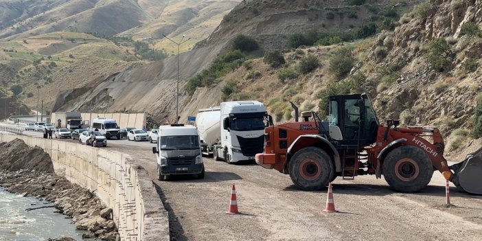 Yüksekova-Van kara yolunda kaya parçaları ulaşımı aksattı
