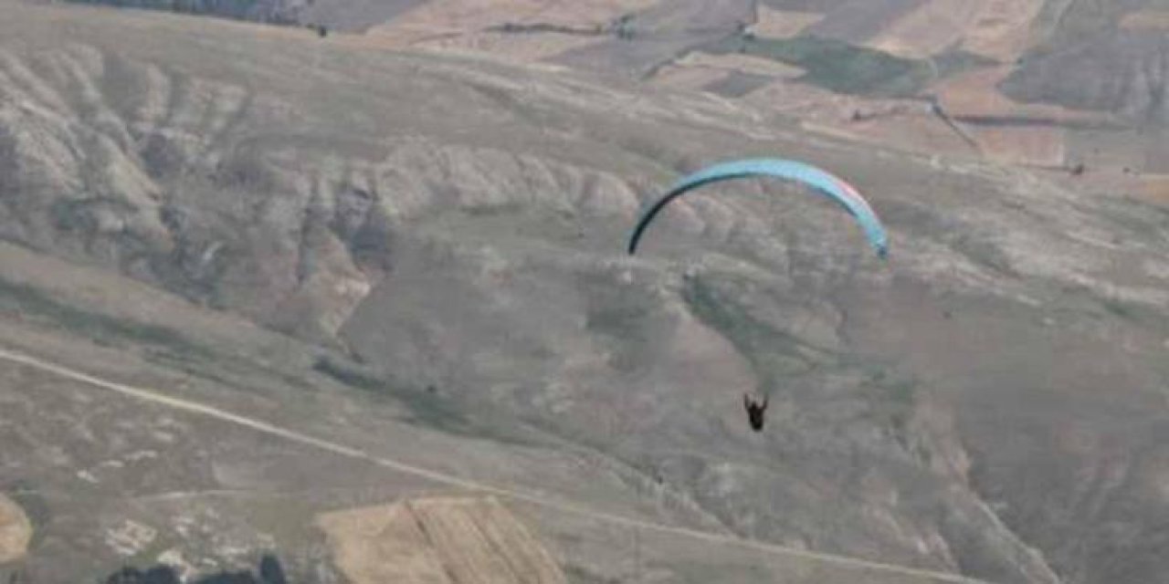 Kayalıklara düşen yamaç paraşütü pilotu öldü