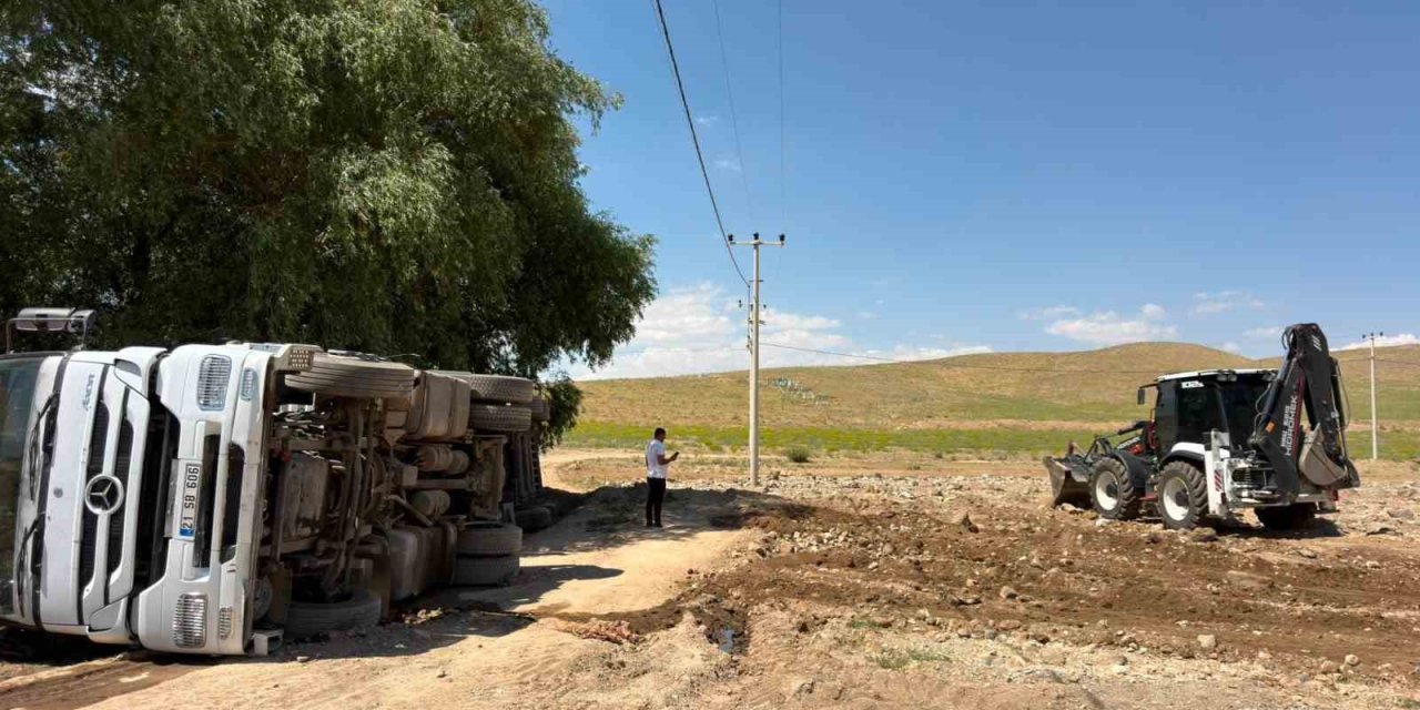 Başkale’de saman yüklü tır devrildi