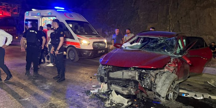 Hakkari'de otomobiller çarpıştı: 2'si ağır 7 yaralı