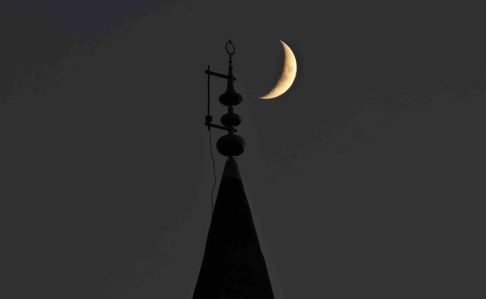 Bitlis'in Ahlat ilçesinde gökyüzündeki hilal ile minaredeki hilal aynı karede