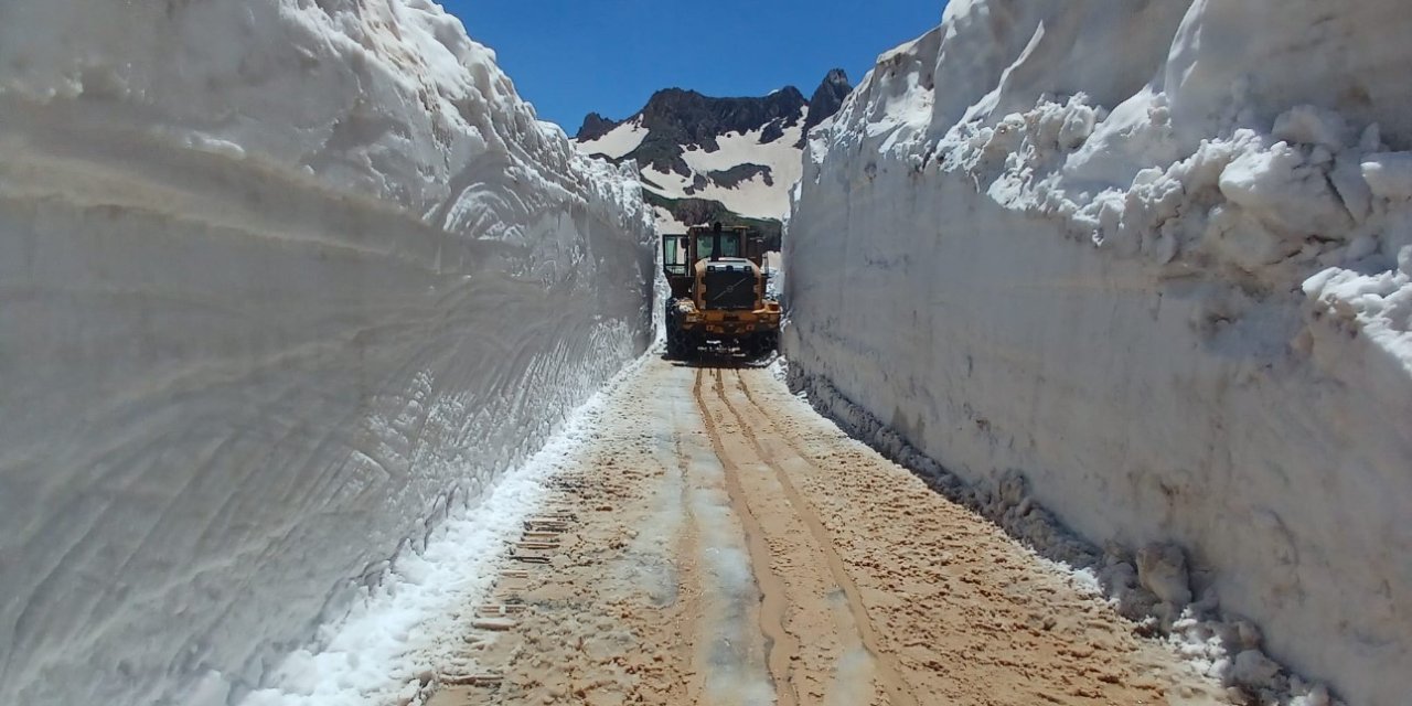 Yüksekova’da temmuz ayında 5 metrelik kar tünellerinde çalışma