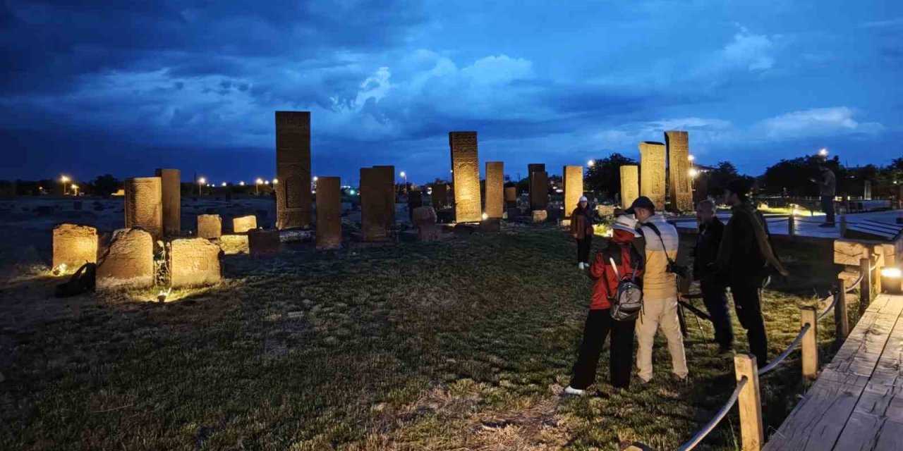 Ahlat Selçuklu Meydan Mezarlığı’nda Gece Müzeciliği’ne ilgi