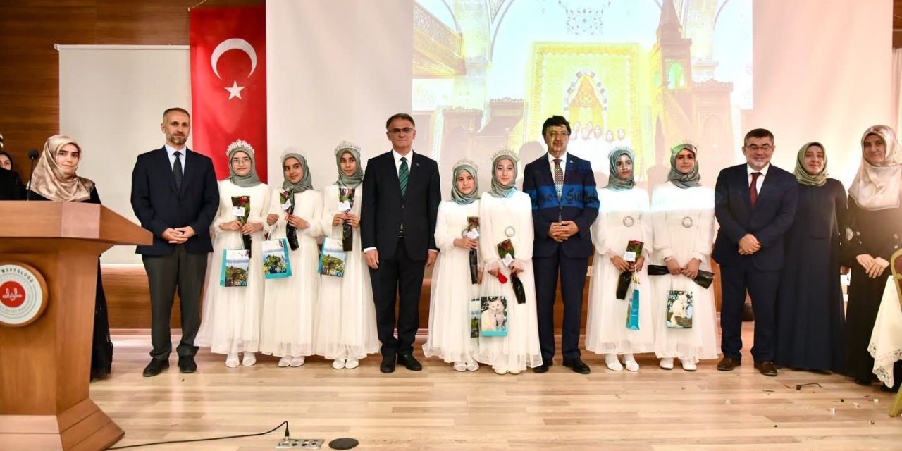 Van’da 1 yılda hafız olan 7 kız öğrenci için taç giydirme töreni yapıldı