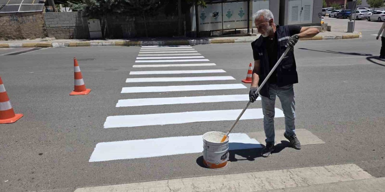 Şırnak’ta yaya geçitleri ve yol çizgileri yenileniyor