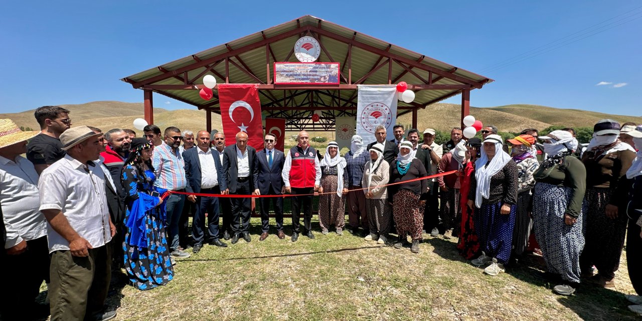 Yüksekova'da Berivanlar için modern sağım alanı açıldı