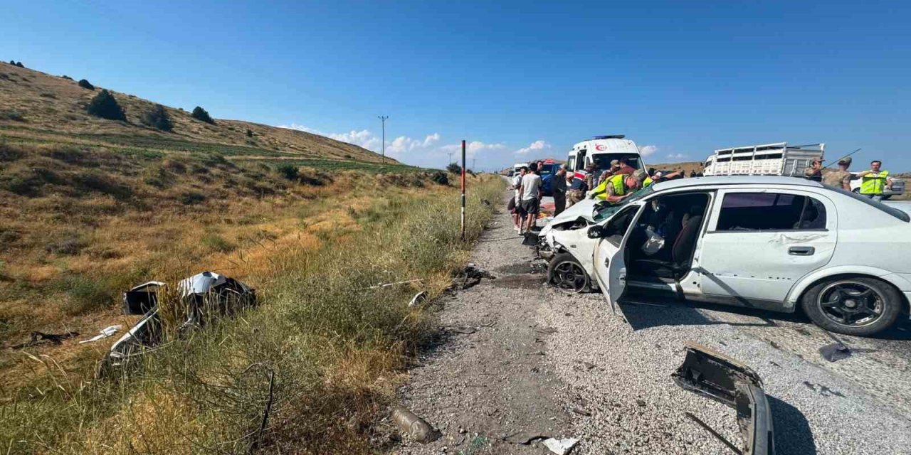 Tatvan’da iki otomobil çarpıştı: 6 yaralı