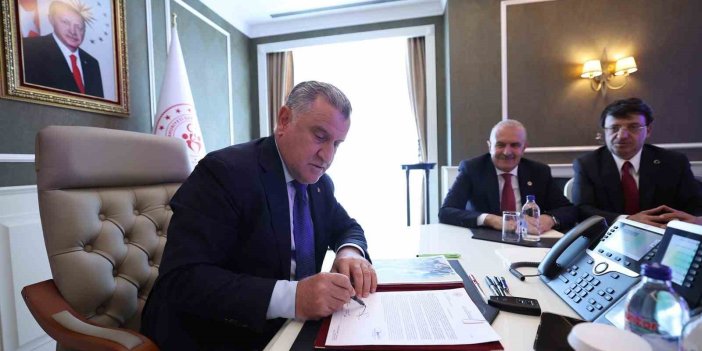 Van Stadyumu ve Yaşam Kompleksi'nin imzaları atıldı