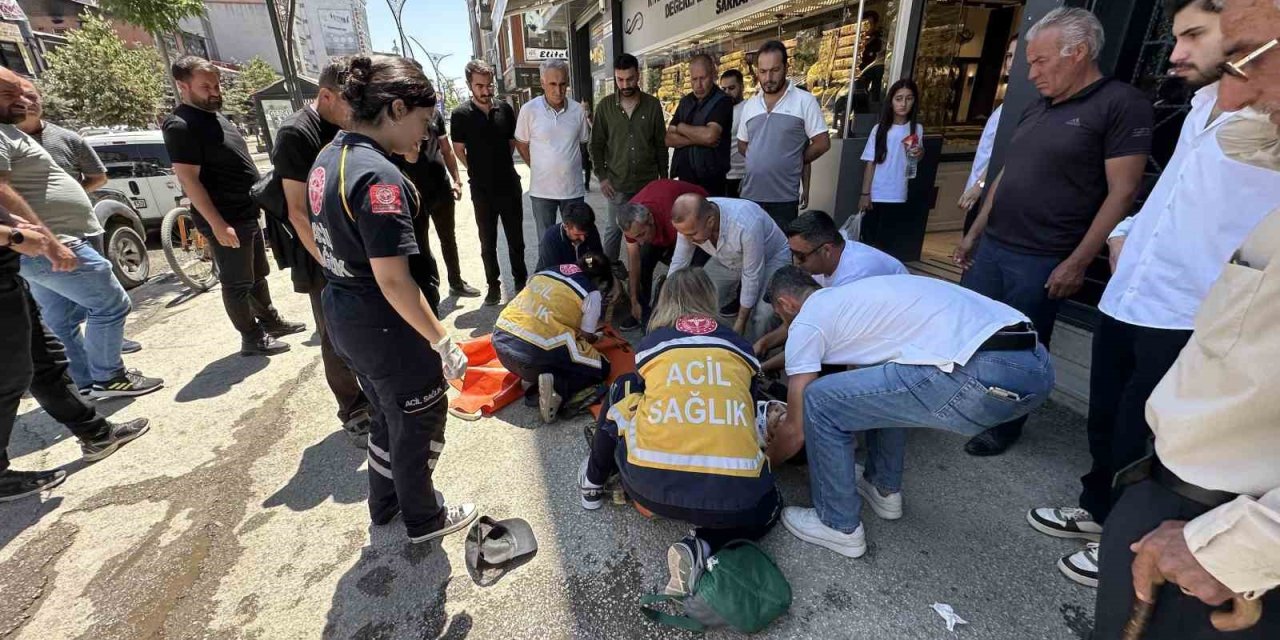 Yüksekova'da caddede fenalaşan sara hastası hastaneye kaldırıldı