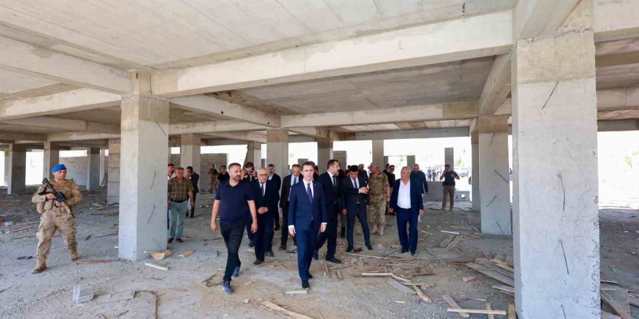 Bitlis Valisi Ahmet Karakaya Güroymak’ta incelemelerde bulundu