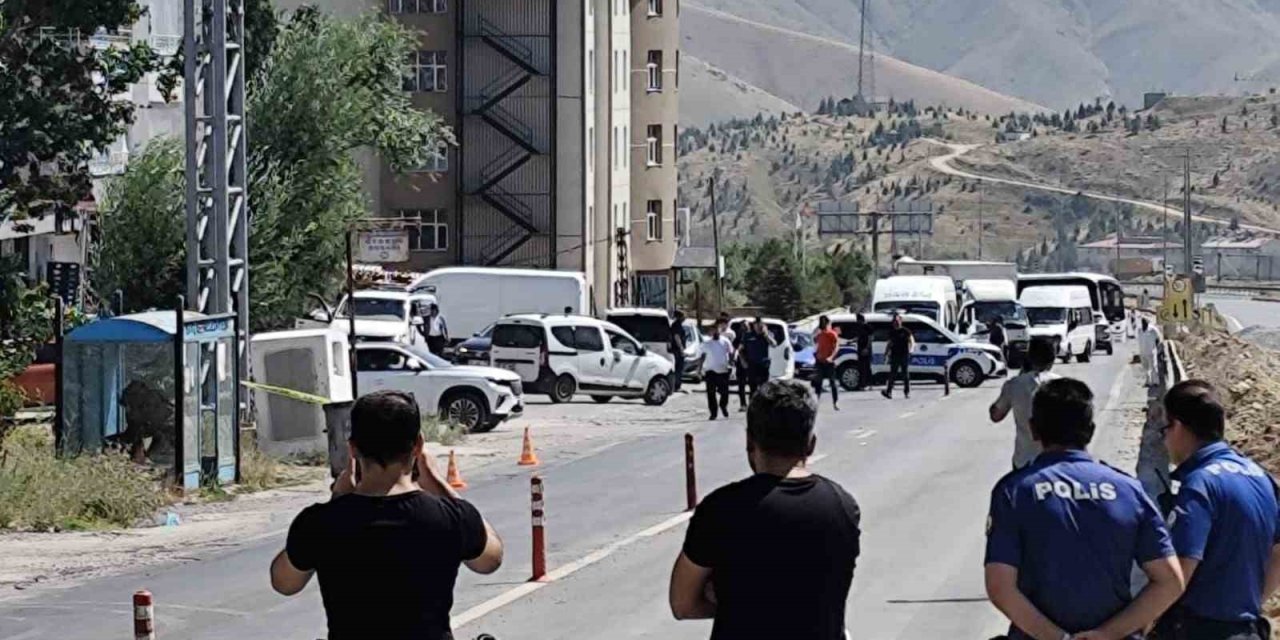 Bitlis’te otobüs durağında şüpheli paket paniği