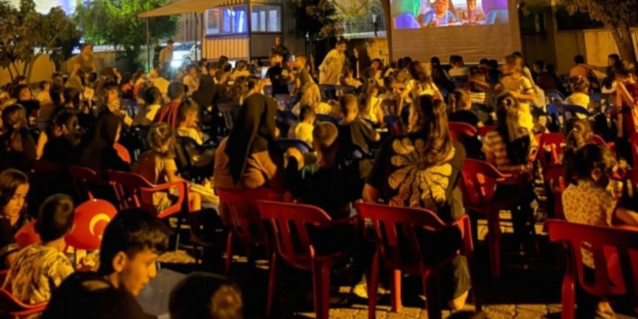 Şırnak’ta köylerde yaz akşamları sinema keyfi