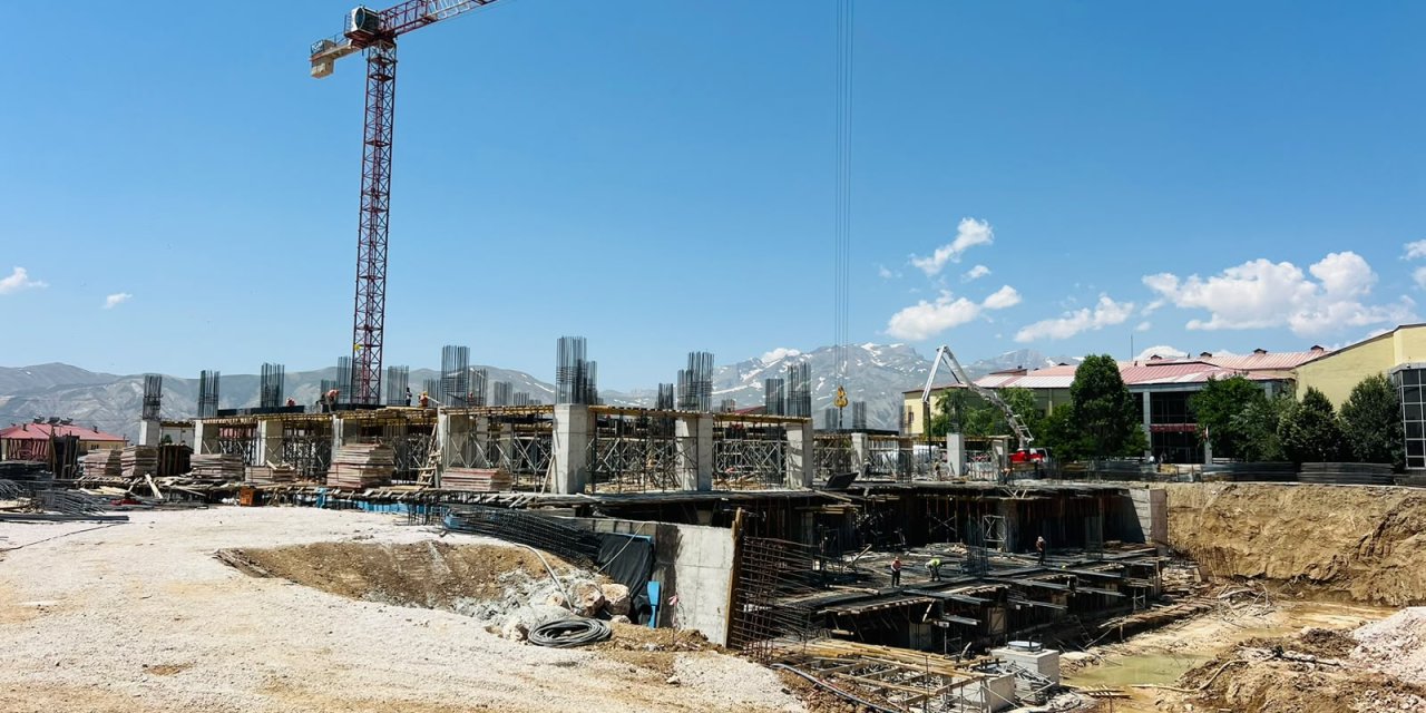 Yüksekova'da 6 katlı hastane projesinde ikinci kata geçildi