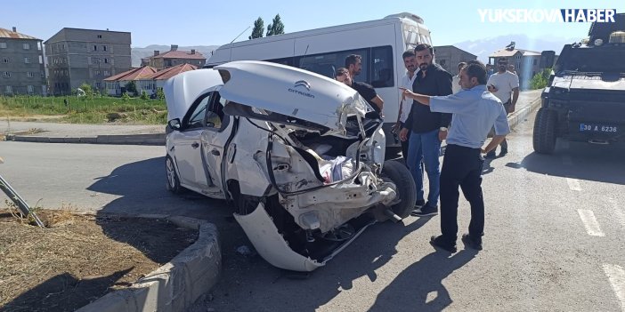 Yüksekova’da kamyon ile otomobil çarpıştı: 5 yaralı