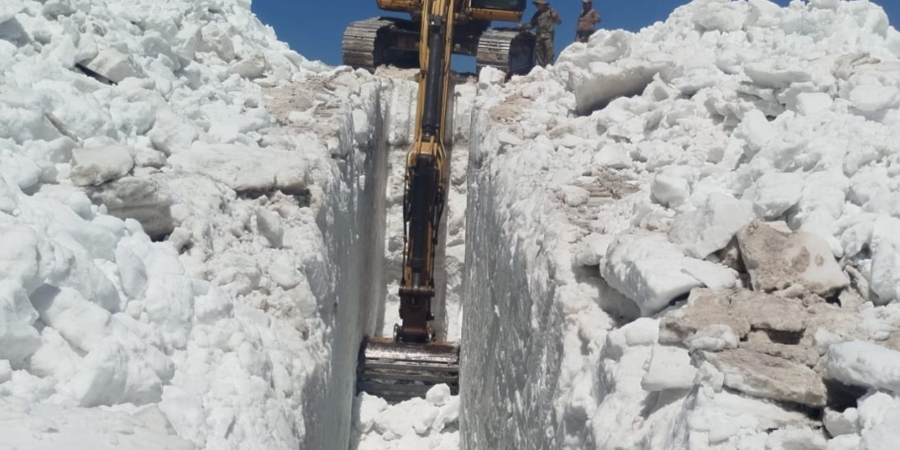 Yüksekova’da 5 metrelik kar tünellerinin bulunduğu bölgede su kanalı çalışması