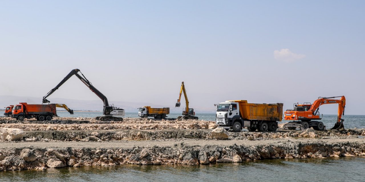 Van Gölü'nden 2 milyon 165 bin metreküp dip çamuru ve balçık çıkarıldı
