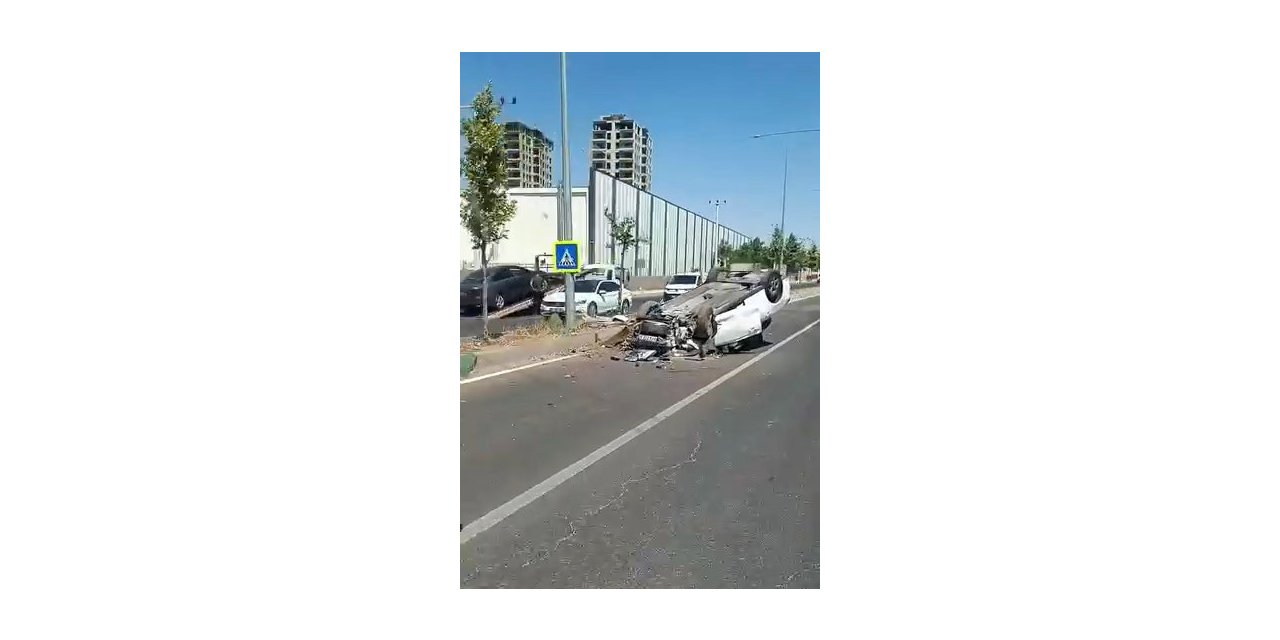 Diyarbakır’da refüje çıkan otomobil takla attı: 1 kişi yaralandı
