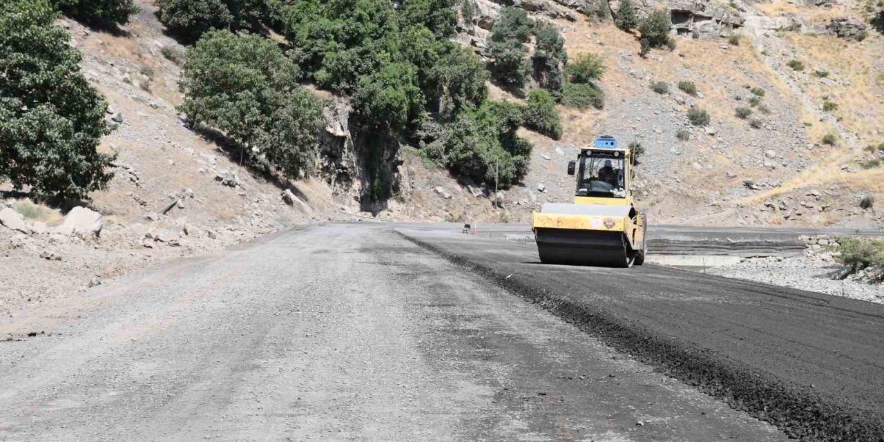 Şırnak’ta yol yatırımları sürüyor