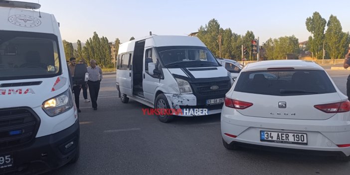 Yüksekova’da minibüs ile otomobil çarpıştı: 3 yaralı