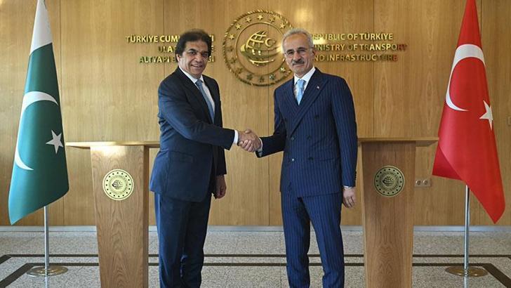 Bakan Uraloğlu, Pakistanlı mevkidaşı Abbasi ile bir araya geldi
