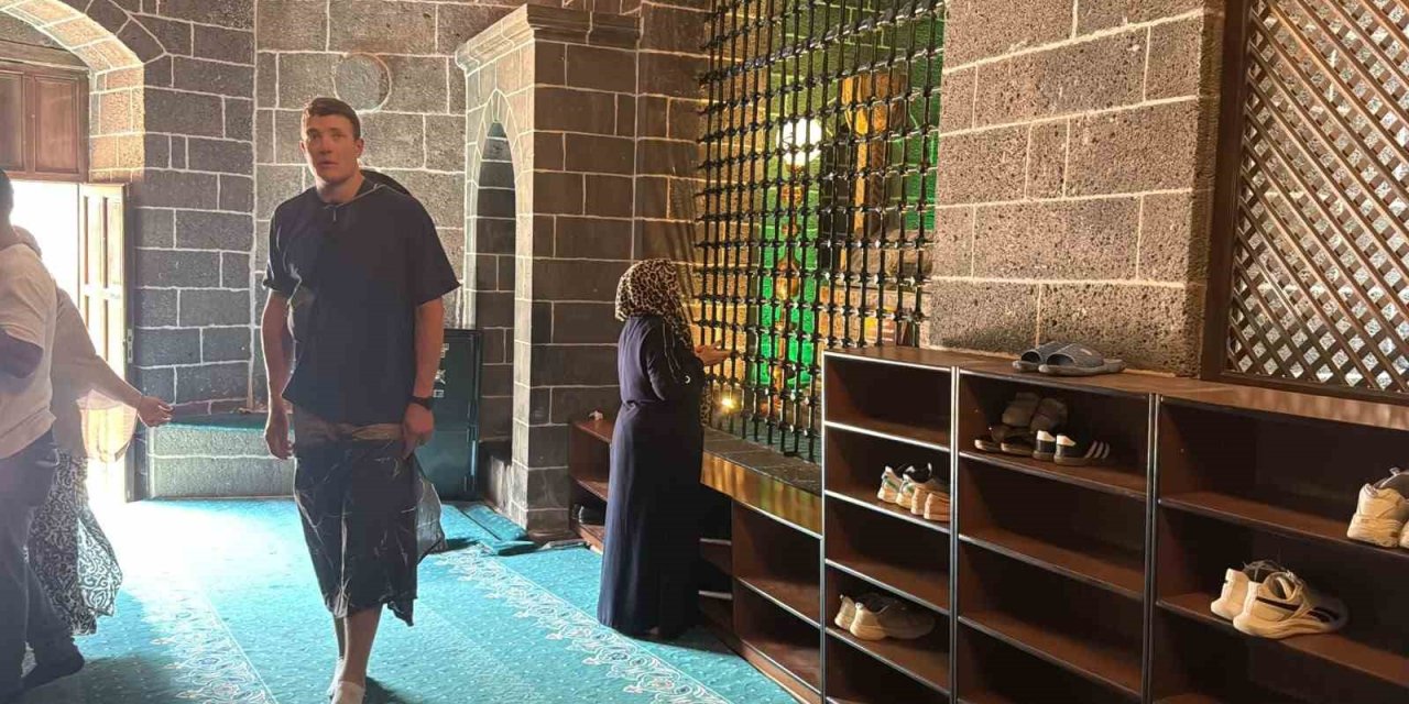 Diyarbakır’da Fransız turistten cami kurallarına saygı