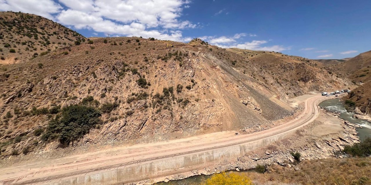 Yüksekova-Yeniköprü yolu için uyarı: Yol her saat başı 15-20 dakika trafiğe kapatılacak