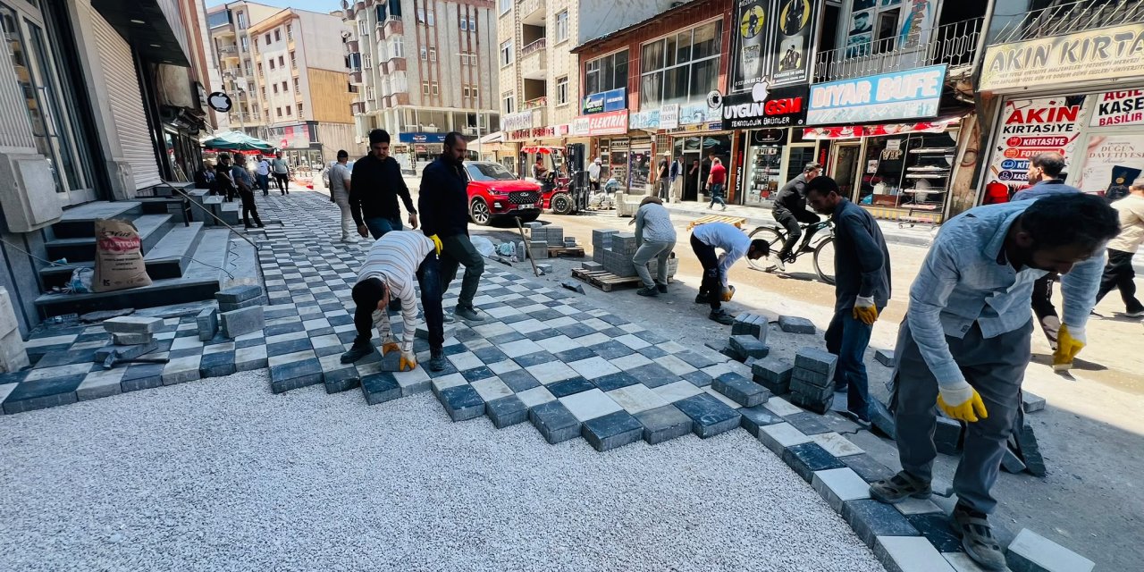Yüksekova’da asfaltın ardından kaldırım mesaisi