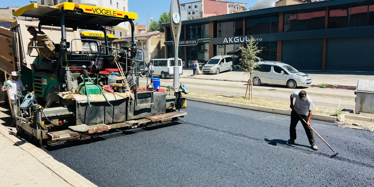 Cengiz Topel Caddesi'nde asfalt çalışmaları sürüyor