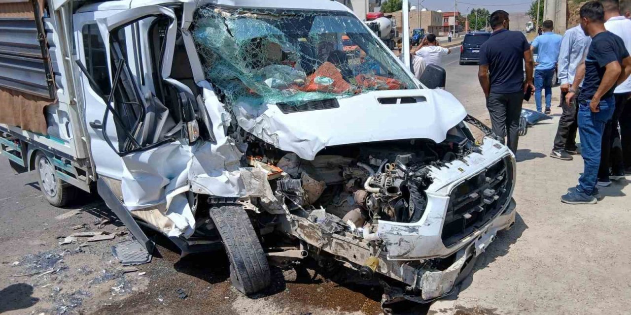 Cizre’de kamyonet ile dolmuş çarpıştı: 1’i çocuk 4 yaralı