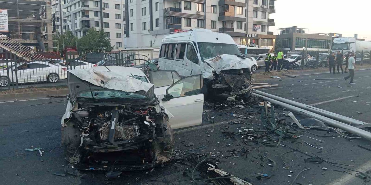 Diyarbakır’da feci kaza: 3 kişi yaralandı