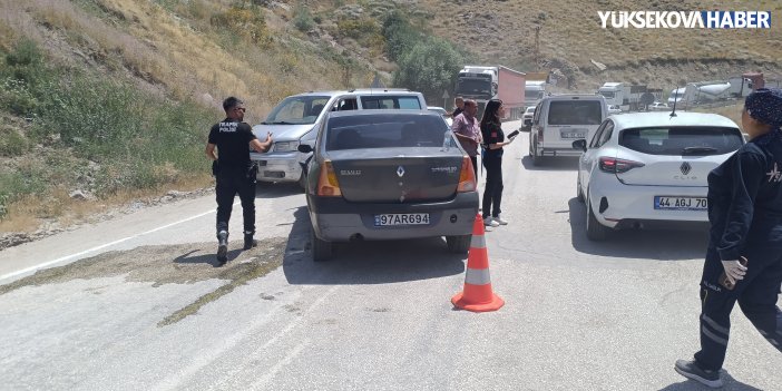 Yüksekova’da otomobil ile hafif ticari araç çarpıştı: 3 yaralı