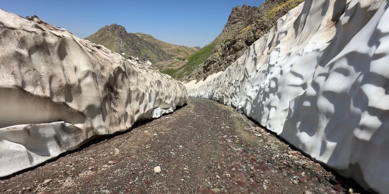 Yüksekova’da iki mevsim bir arada