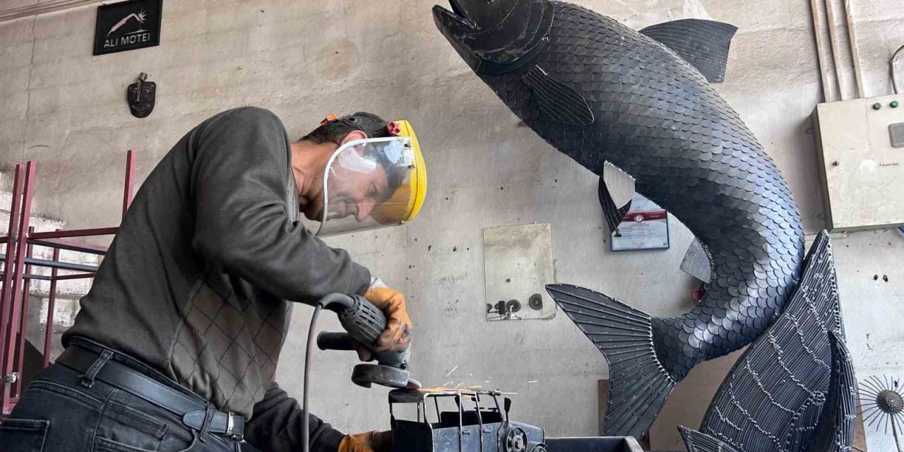 İranlı heykeltıraş, atık metalden inci kefali yaptı