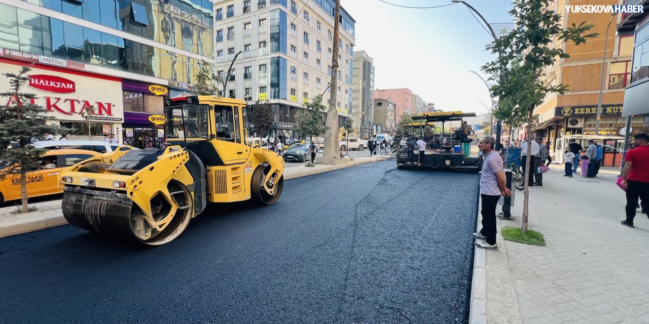 Yüksekova’da Cengiz Topel Caddesi’nde asfalt çalışmaları sürüyor: Esnaftan teşekkür