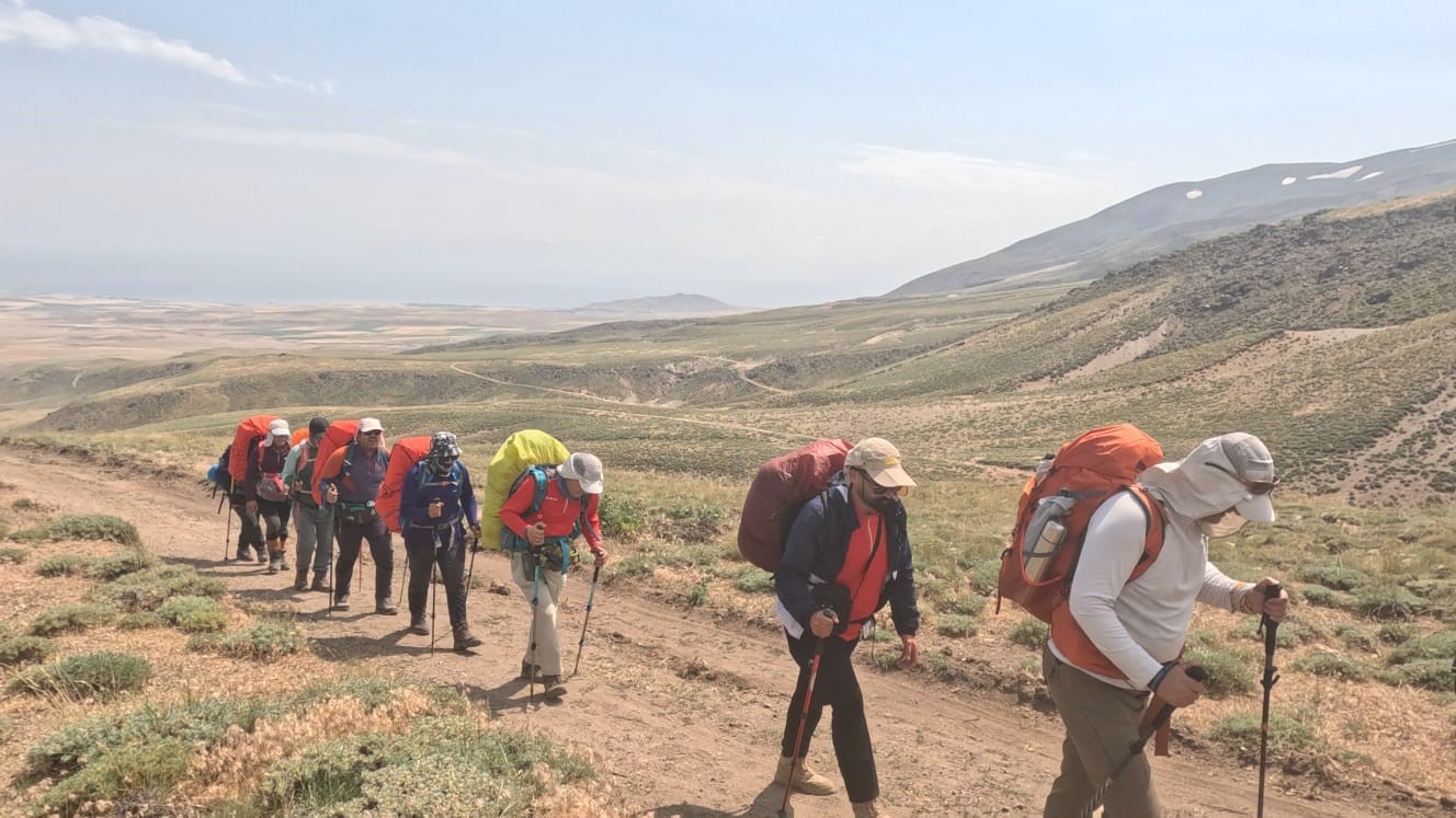 İranlı 13 dağcı, Süphan Dağı’nın zirvesine ulaştı