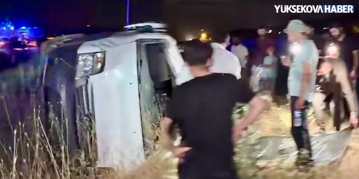 Yüksekova’da hafif ticari araç takla attı: 3 yaralı