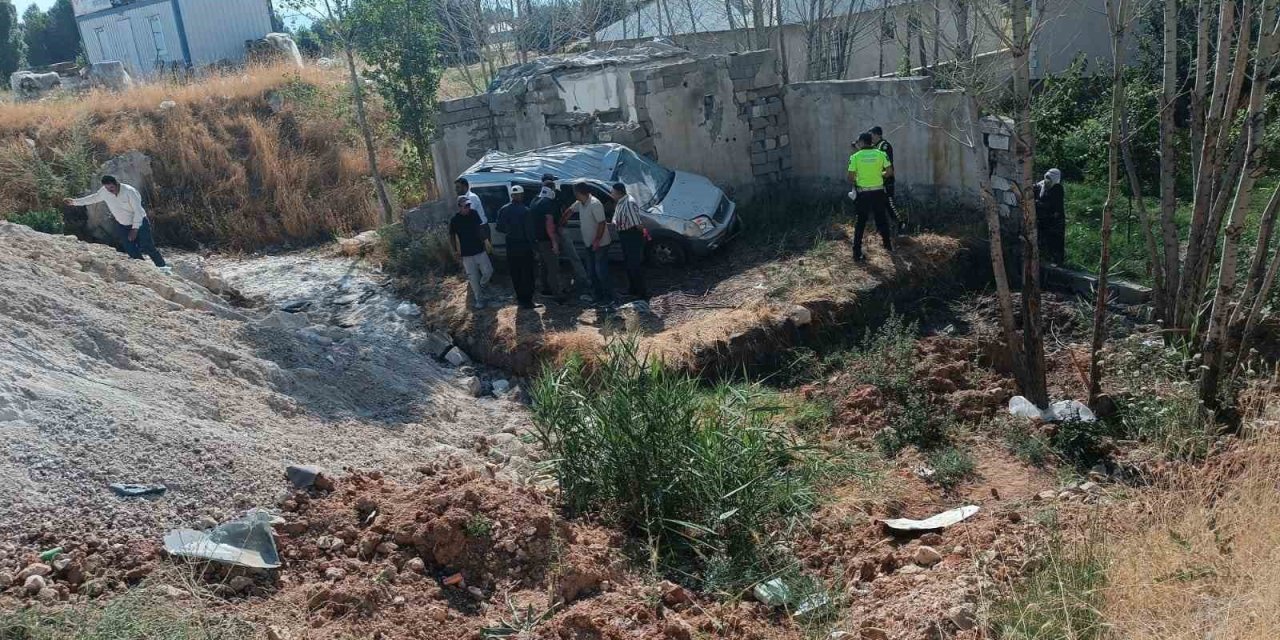 Erciş’te hafif ticari kamyonet takla attı: 4 yaralı