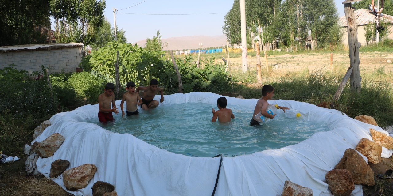 Sıcaktan bunalan çocuklar, brandadan yaptıkları havuzda serinledi