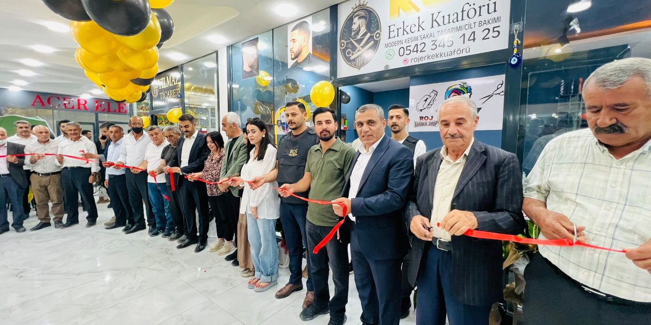 Yüksekova’da Roj Erkek Kuaförü ve Yılmaz Ticaret hizmete girdi
