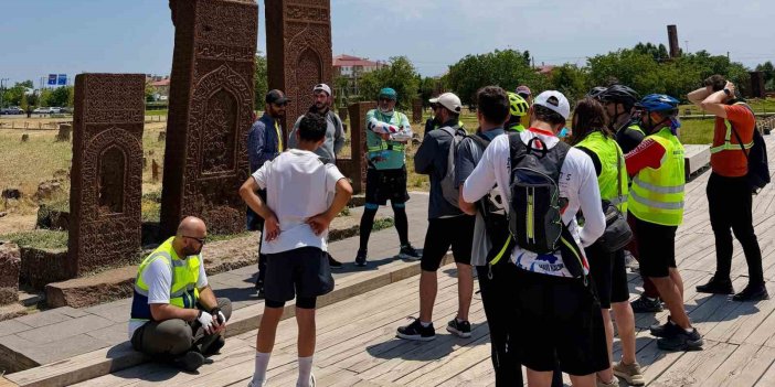 30 bisikletli 90 kilometre pedal çevirip Ahlat’ın tarihi mirasını ziyaret etti