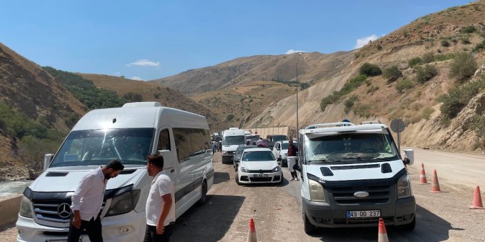 Yüksekova-Van yoluna düşen kayalar ulaşımı aksattı